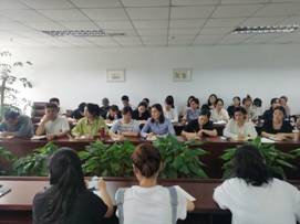 会议室里的人们描述已自动生成