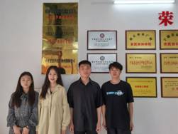 一群人站在一起合影描述已自动生成