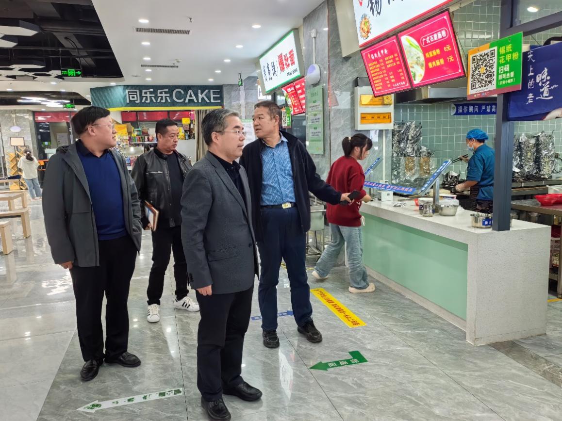 一群人站在商店门口描述已自动生成