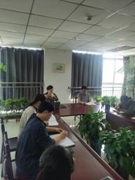 会议室里的人们描述已自动生成