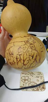 桌子上放了不同类型的玩具低可信度描述已自动生成