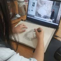 电脑前的人中度可信度描述已自动生成