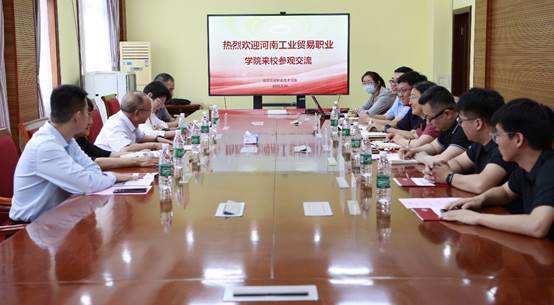 一群人坐在桌子前AI 生成的内容可能不正确。