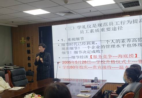 会议室里的人们描述已自动生成