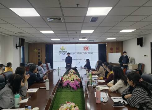 房间里有许多人在餐厅里中度可信度描述已自动生成