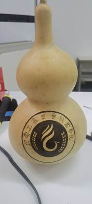 桌子上的花瓶中度可信度描述已自动生成