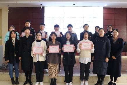 一群男人和女人站在一起描述已自动生成