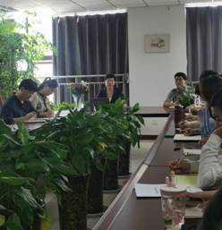 一群人在餐厅吃饭中度可信度描述已自动生成