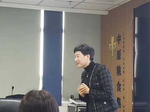 图片包含 人, 室内, 站, 男人描述已自动生成