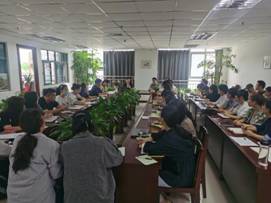 许多人在餐厅里描述已自动生成