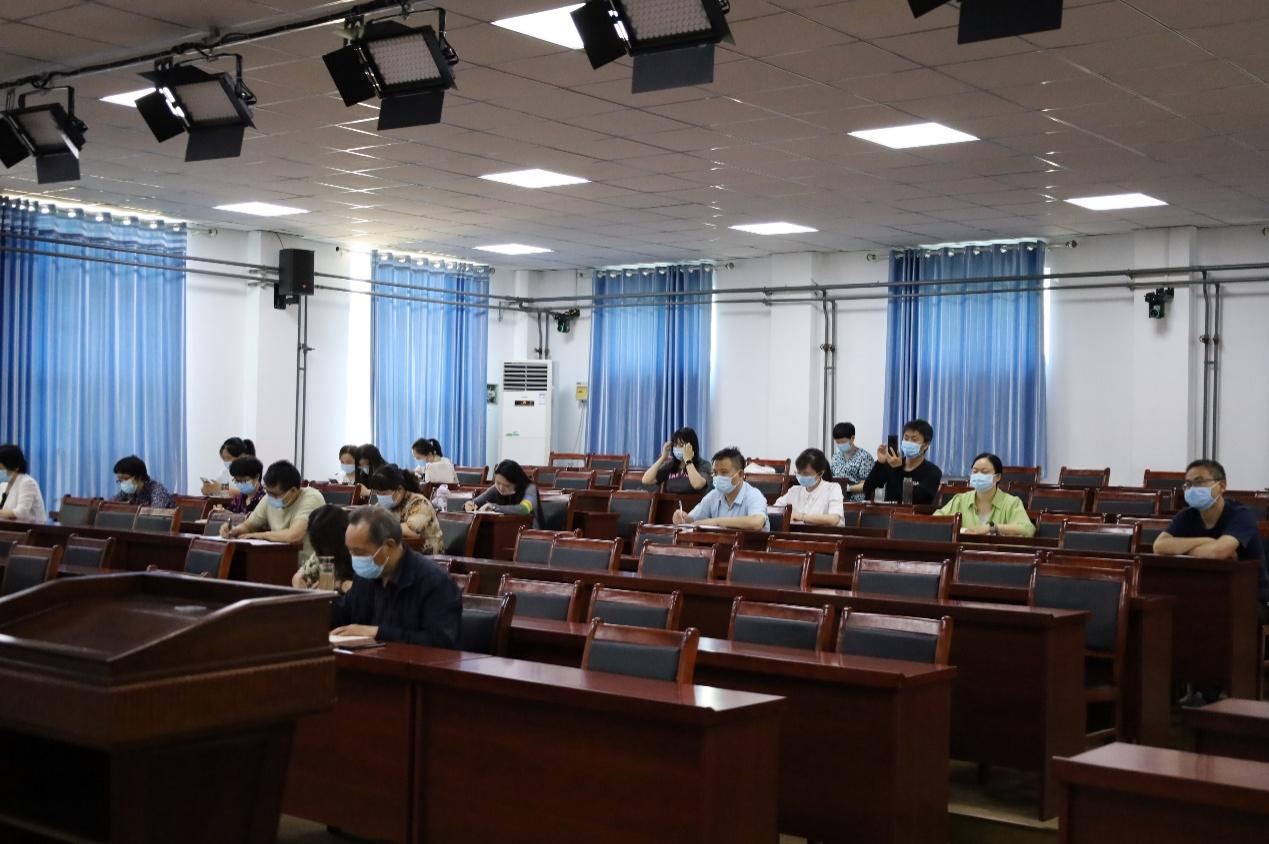 桌子上的图书馆低可信度描述已自动生成