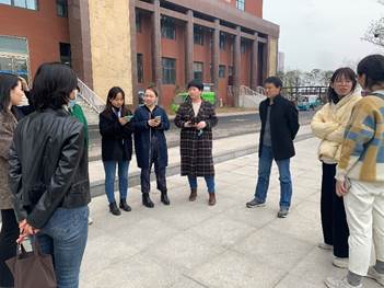 一群人站在街道上描述已自动生成