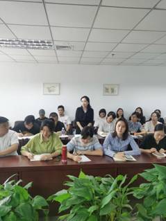 许多人在桌子前描述已自动生成