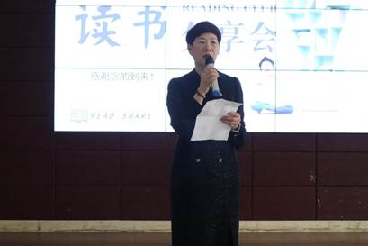 男人站在墙边描述已自动生成