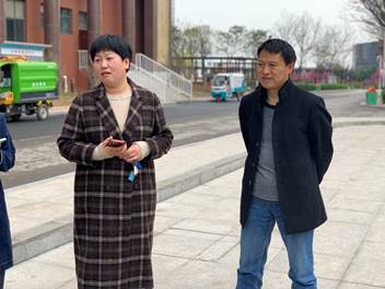 男人和女人站在街道上描述已自动生成