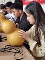 小孩们在吃东西低可信度描述已自动生成